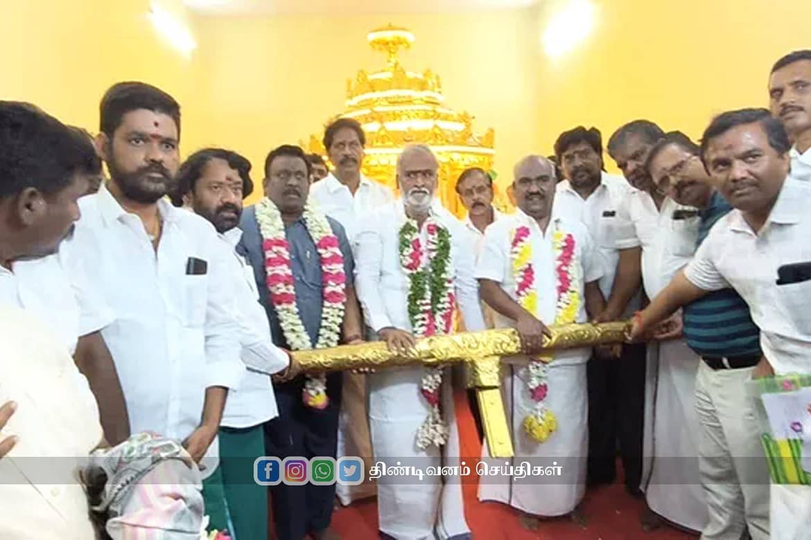 gold-chariot-runs-at-melmalayanur-angalamman-kovil-temple