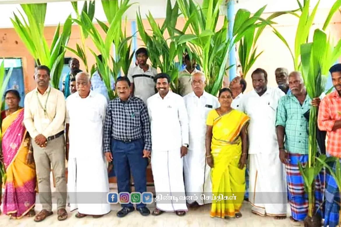 300 விவசாய குடும்பங்களுக்கு 6600 தென்னங்கன்றுகள் 6600 coconut saplings given to farmer families in marakkanam block
