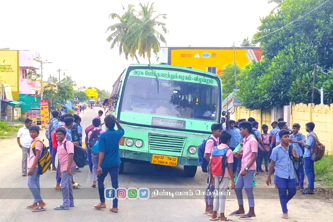 அரசு பேருந்து பிரேக் டவுன், பள்ளி செல்லும் மாணவர்கள் அவதி government bus break down in markkanam and students suffered