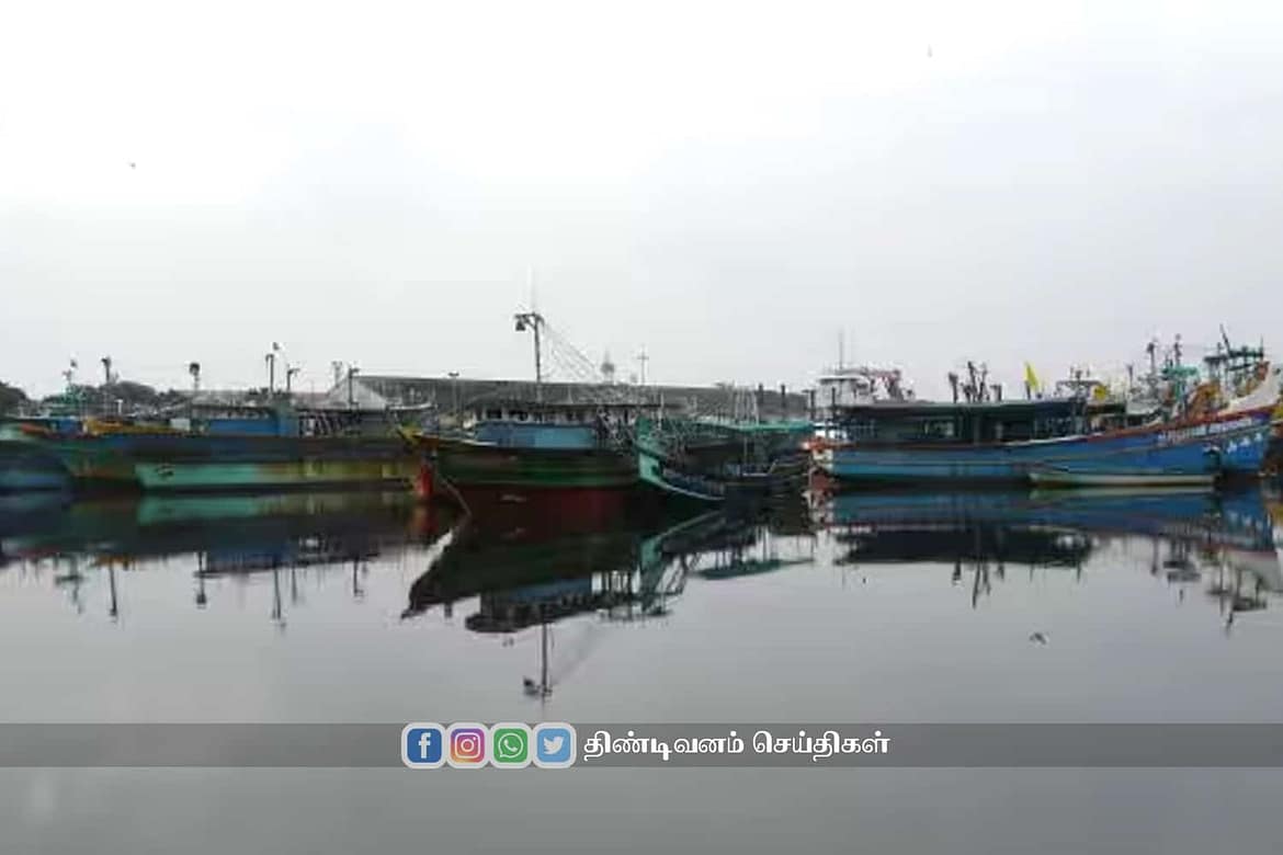 waves rage in puducherry sea public avoided to bath